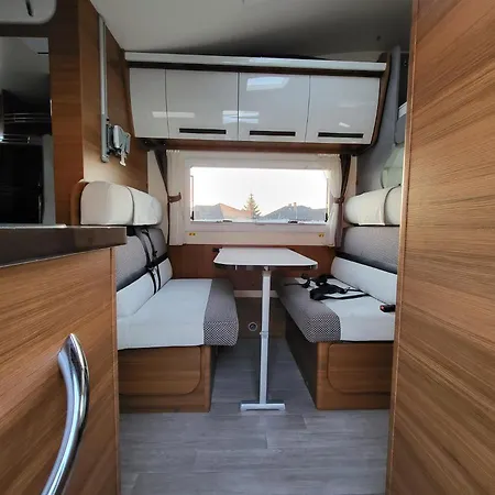 Lakoauto Berles Luxus Negy Kereken Camping Gyorladamer