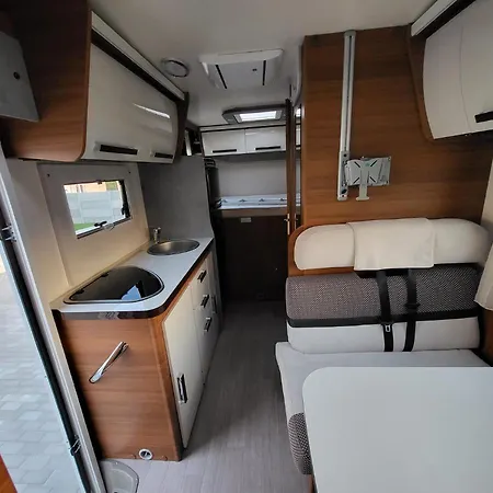 Lakoauto Berles Luxus Negy Kereken