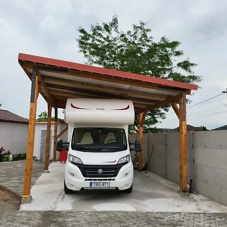 Lakoauto Berles Luxus Negy Kereken *