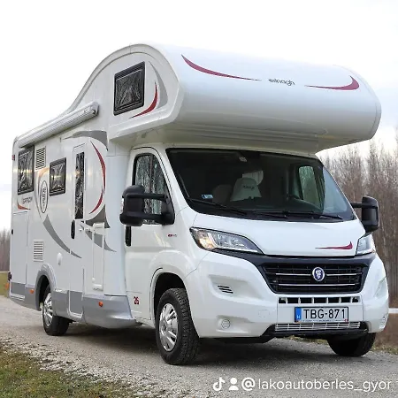 Lakoauto Berles Luxus Negy Kereken *